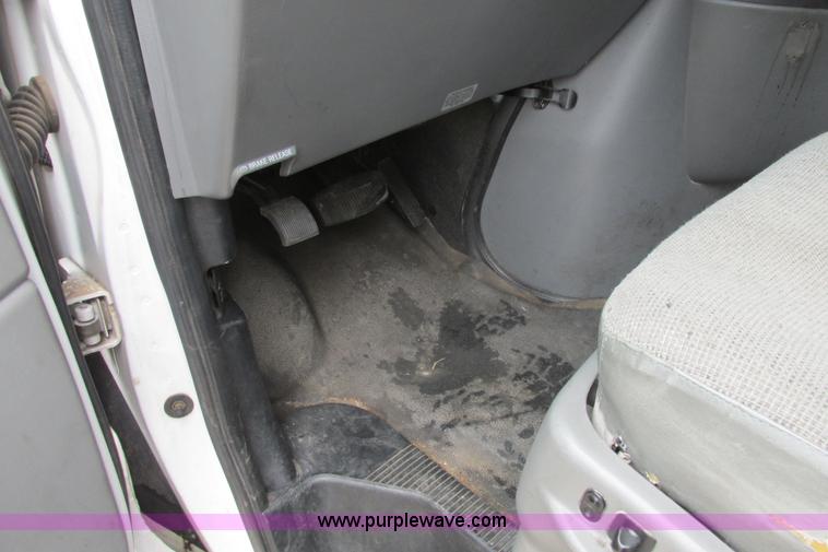 image for item I9651 2006 Ford 801 shuttle bus