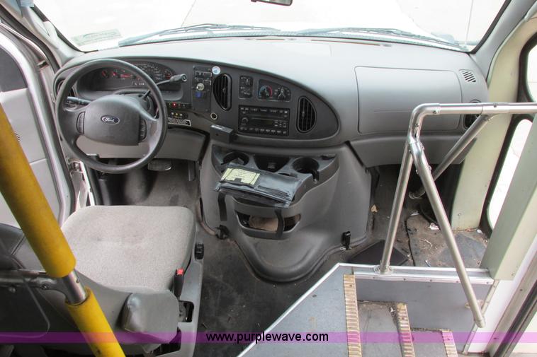 image for item I9651 2006 Ford 801 shuttle bus