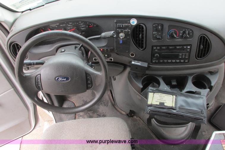 image for item I9651 2006 Ford 801 shuttle bus