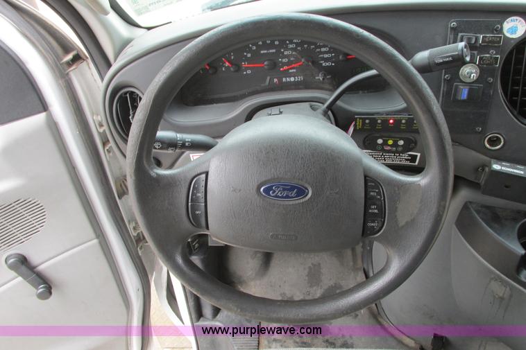 image for item I9651 2006 Ford 801 shuttle bus