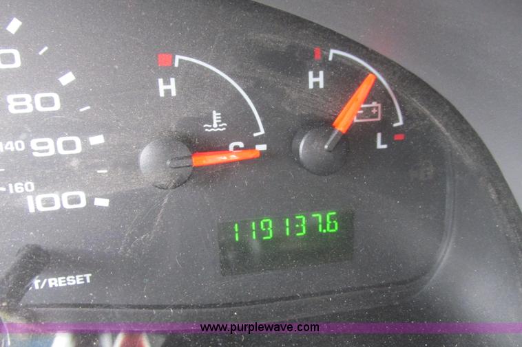 image for item I9651 2006 Ford 801 shuttle bus