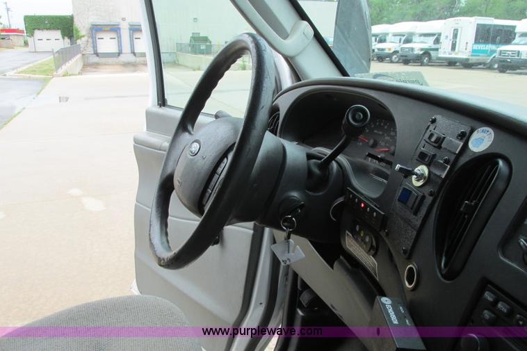 image for item I9651 2006 Ford 801 shuttle bus