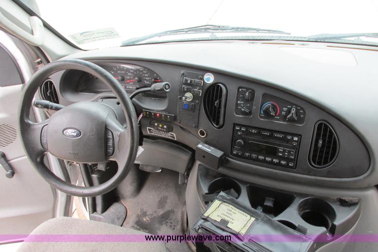 image for item I9651 2006 Ford 801 shuttle bus