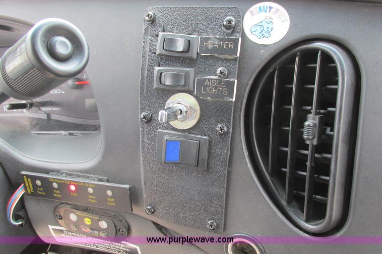 image for item I9651 2006 Ford 801 shuttle bus