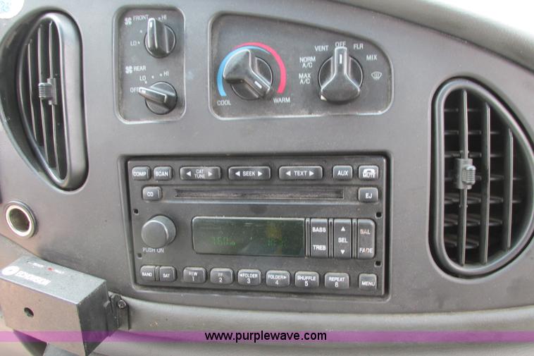 image for item I9651 2006 Ford 801 shuttle bus