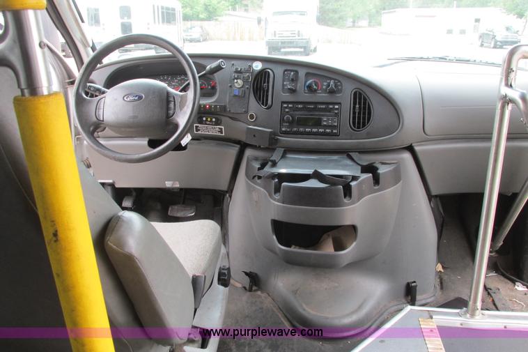 image for item I9651 2006 Ford 801 shuttle bus