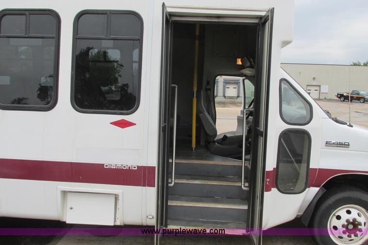 image for item I9651 2006 Ford 801 shuttle bus