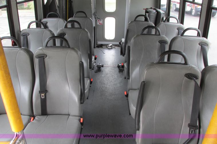 image for item I9651 2006 Ford 801 shuttle bus