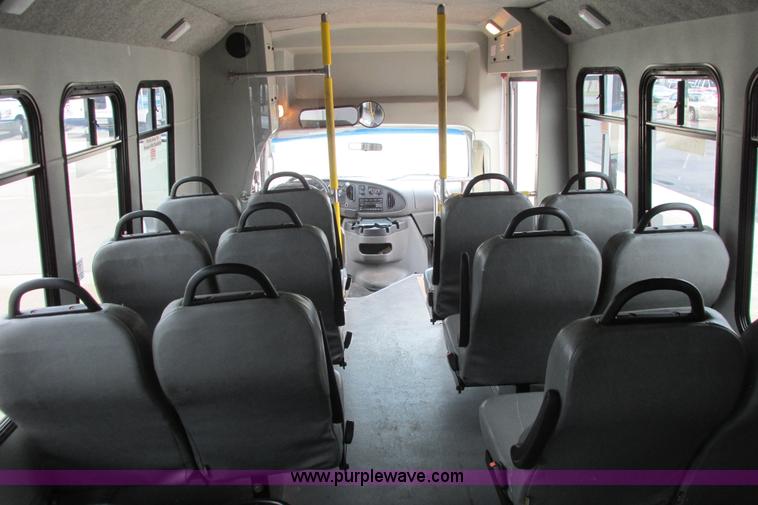 image for item I9651 2006 Ford 801 shuttle bus