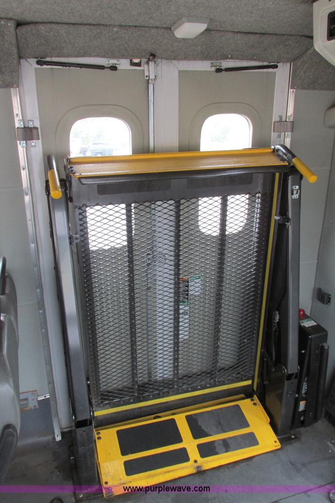 image for item I9651 2006 Ford 801 shuttle bus