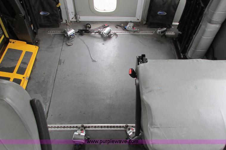 image for item I9651 2006 Ford 801 shuttle bus