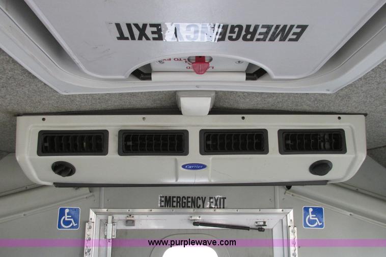 image for item I9651 2006 Ford 801 shuttle bus