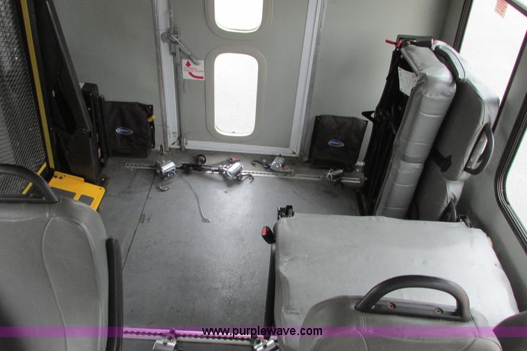 image for item I9651 2006 Ford 801 shuttle bus