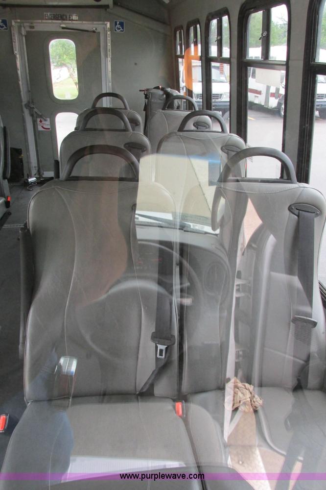 image for item I9651 2006 Ford 801 shuttle bus
