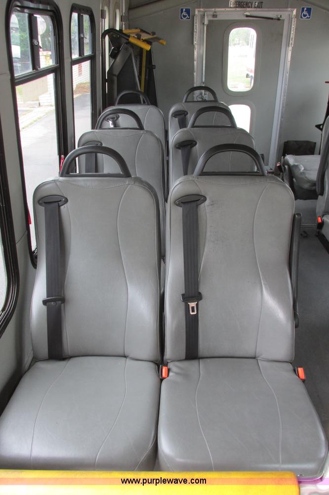 image for item I9651 2006 Ford 801 shuttle bus