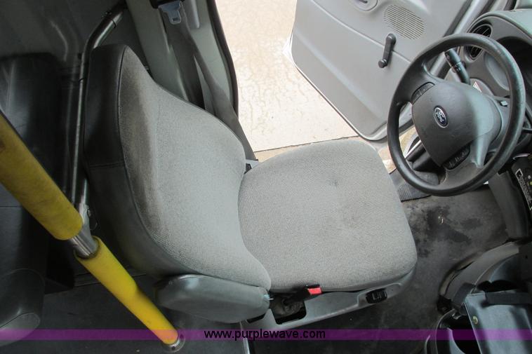 image for item I9651 2006 Ford 801 shuttle bus