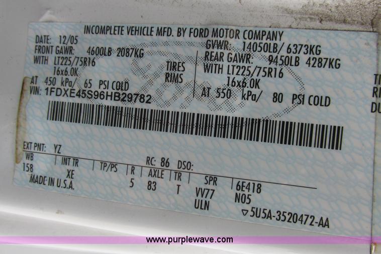 image for item I9651 2006 Ford 801 shuttle bus