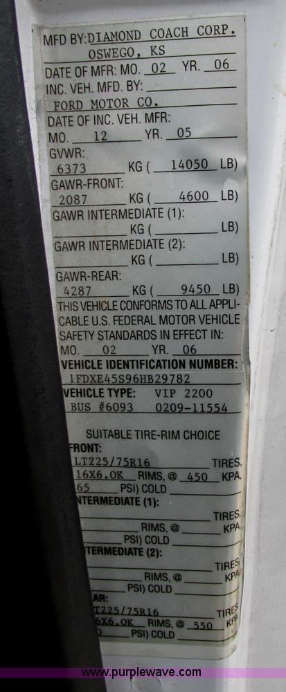 image for item I9651 2006 Ford 801 shuttle bus