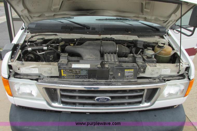 image for item I9651 2006 Ford 801 shuttle bus