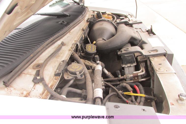 image for item I9651 2006 Ford 801 shuttle bus