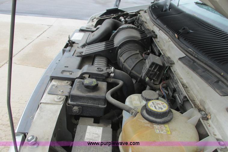 image for item I9651 2006 Ford 801 shuttle bus