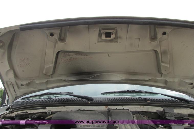 image for item I9651 2006 Ford 801 shuttle bus