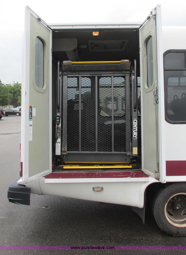 image for item I9651 2006 Ford 801 shuttle bus