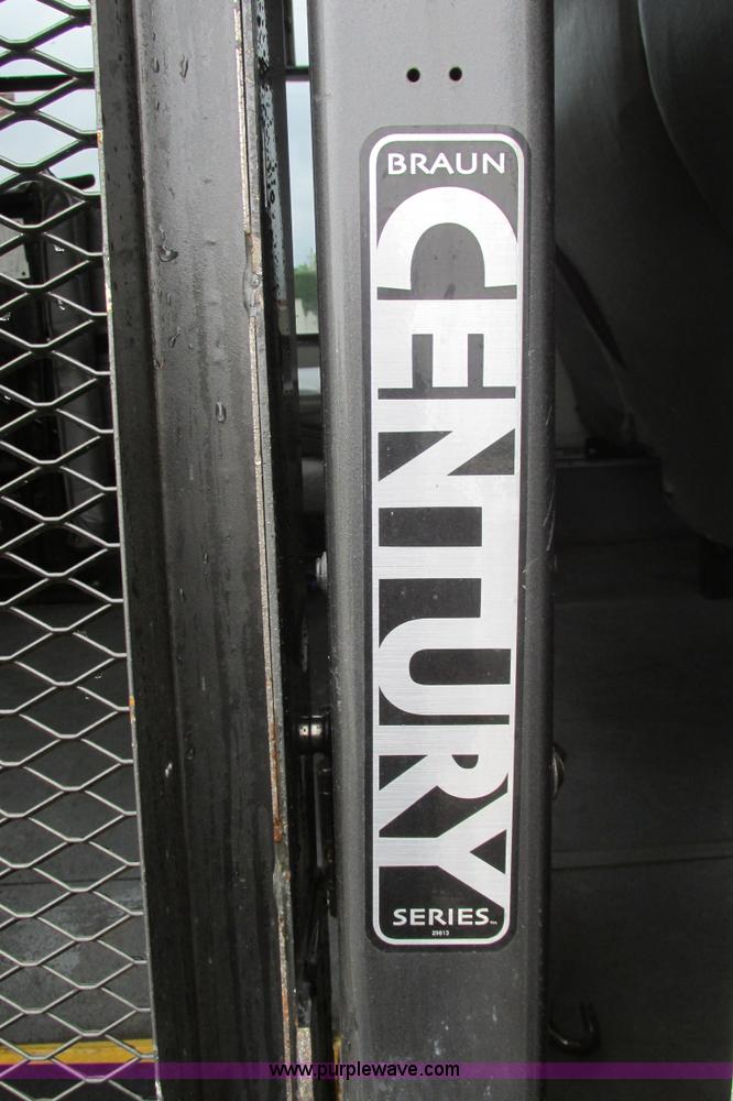 image for item I9651 2006 Ford 801 shuttle bus