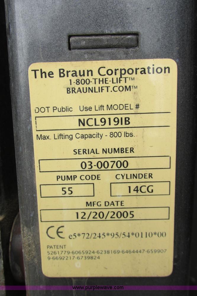 image for item I9651 2006 Ford 801 shuttle bus