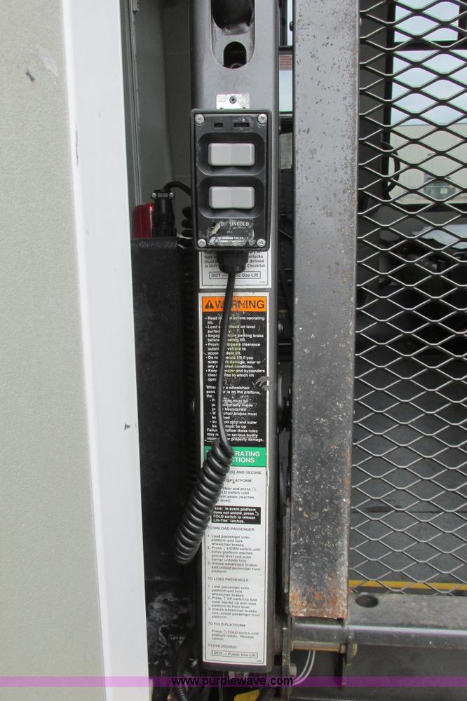 image for item I9651 2006 Ford 801 shuttle bus