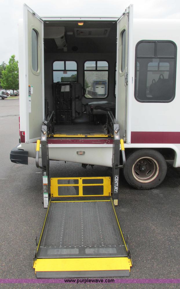 image for item I9651 2006 Ford 801 shuttle bus