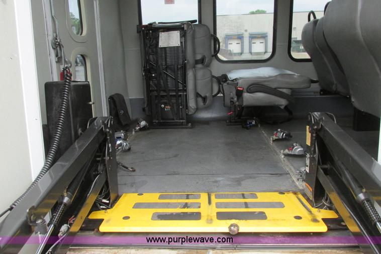 image for item I9651 2006 Ford 801 shuttle bus