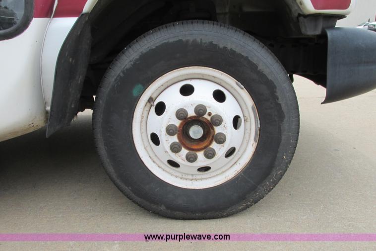 image for item I9651 2006 Ford 801 shuttle bus