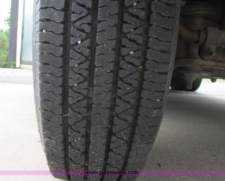 image for item I9651 2006 Ford 801 shuttle bus