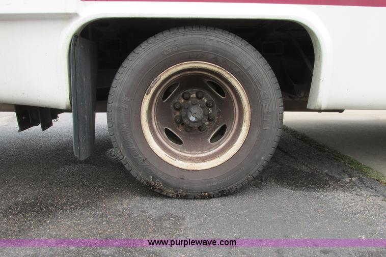 image for item I9651 2006 Ford 801 shuttle bus