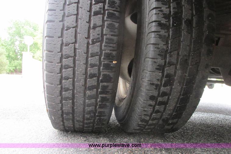 image for item I9651 2006 Ford 801 shuttle bus