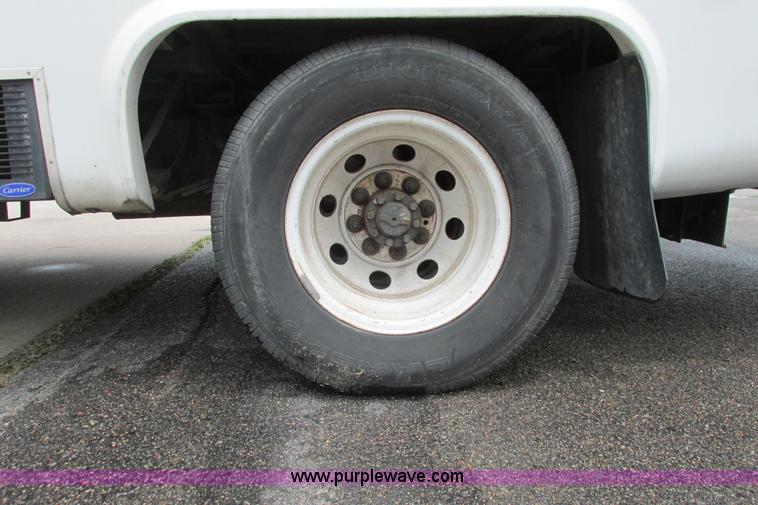 image for item I9651 2006 Ford 801 shuttle bus