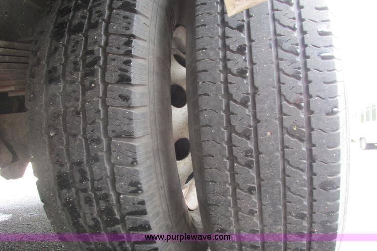 image for item I9651 2006 Ford 801 shuttle bus