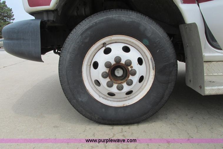 image for item I9651 2006 Ford 801 shuttle bus