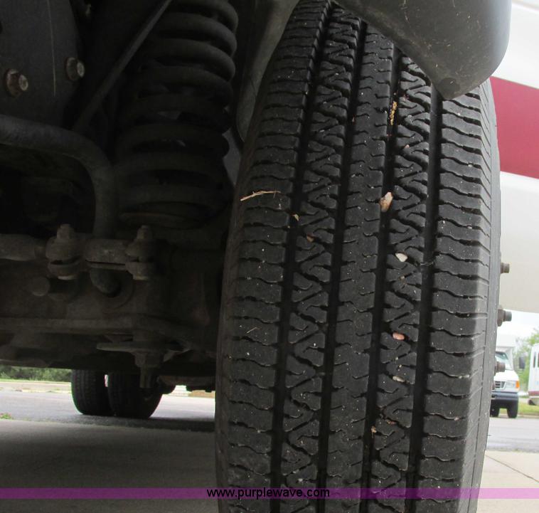 image for item I9651 2006 Ford 801 shuttle bus