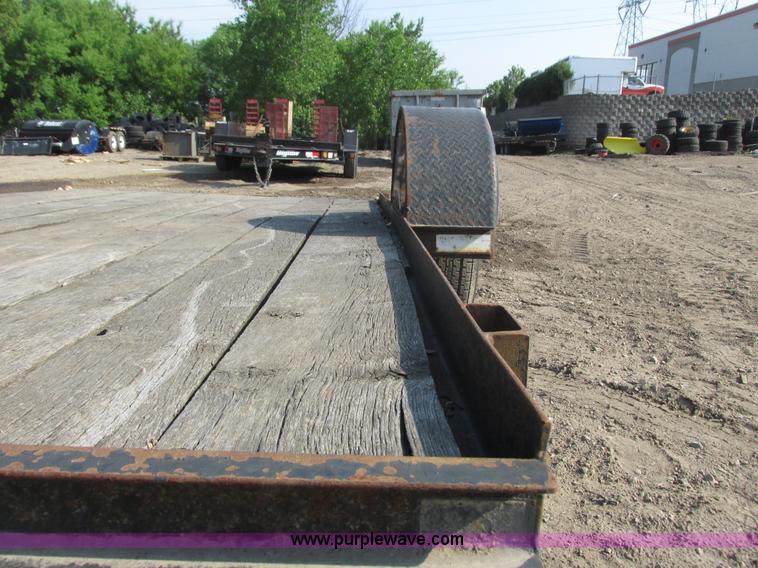 image for item I3952 2002 Cronkhite 510E tilt deck trailer