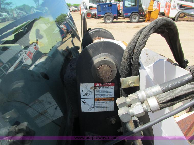 image for item I3983 2004 Bobcat Toolcat 5600 utility work machine