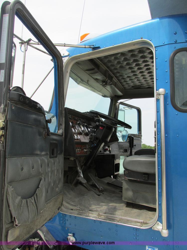 image for item AN9051 1999 Kenworth T800 dump truck