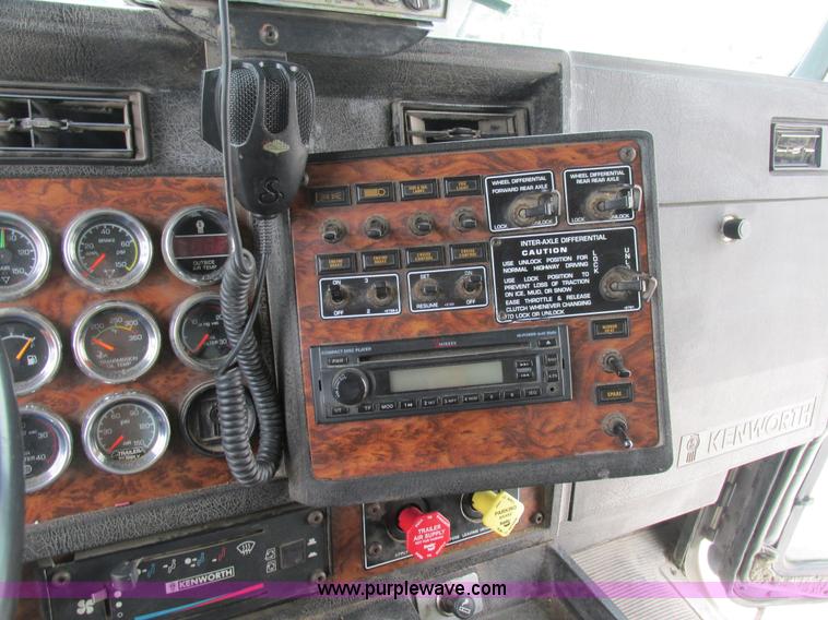 image for item AN9051 1999 Kenworth T800 dump truck