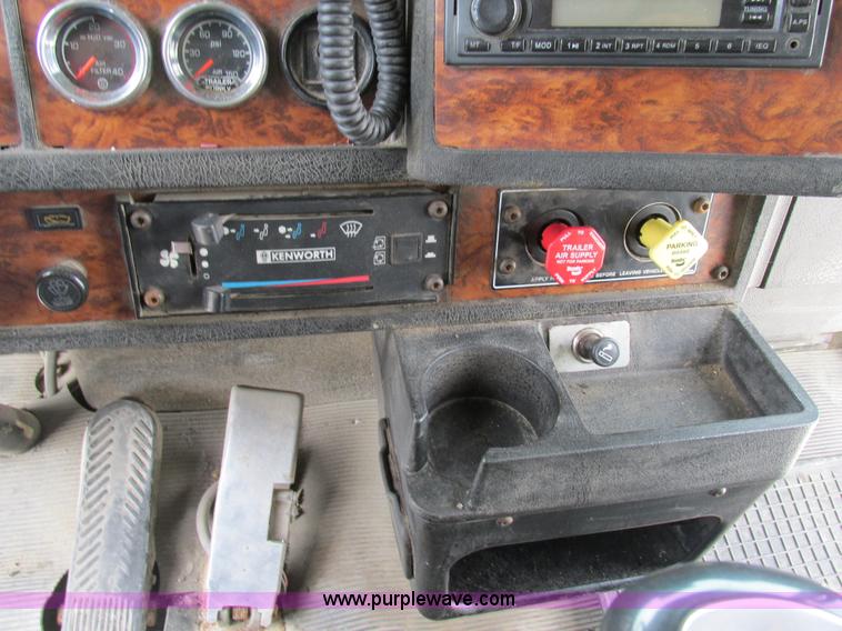 image for item AN9051 1999 Kenworth T800 dump truck