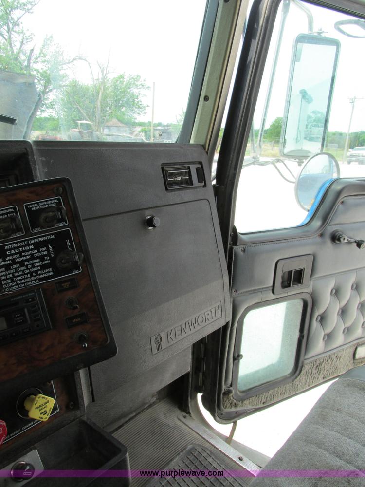 image for item AN9051 1999 Kenworth T800 dump truck