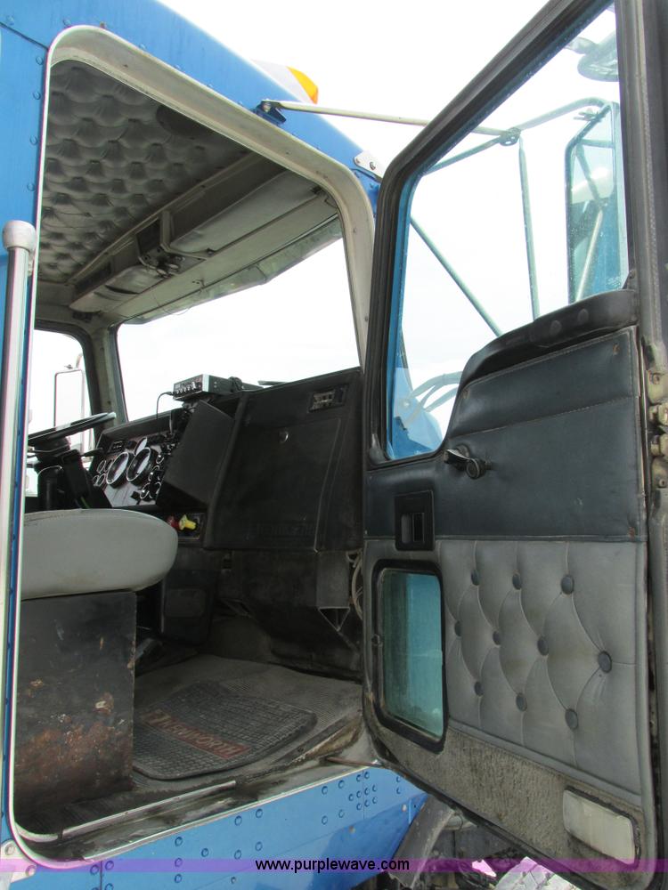 image for item AN9051 1999 Kenworth T800 dump truck