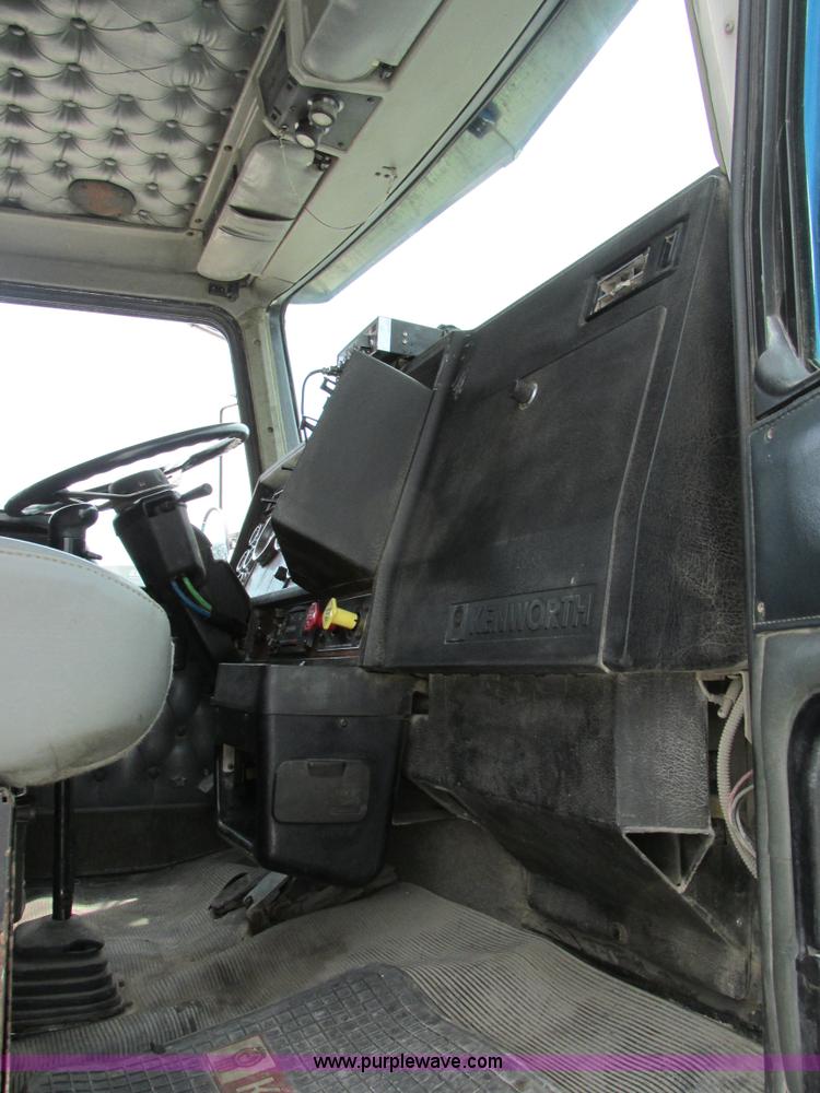 image for item AN9051 1999 Kenworth T800 dump truck