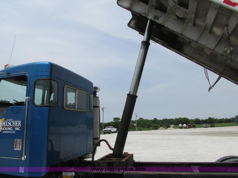 image for item AN9051 1999 Kenworth T800 dump truck