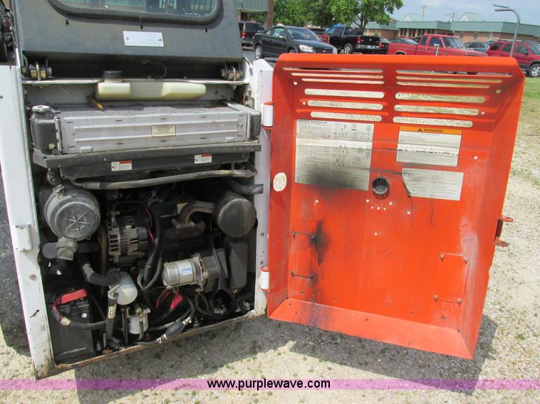 image for item AN9057 2004 Bobcat 463 skid steer